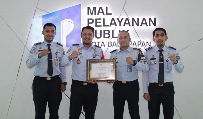 Kantor Imigrasi Kelas I TPI Balikpapan Mendapat Penghargaan Dari Pemkot Balikpapan atas komitmen dalam memberikan pelayanan terbaik di Mal Pelayanan Publik Kota Balikpapan, Selasa (20/12/2022). Foto: HO.