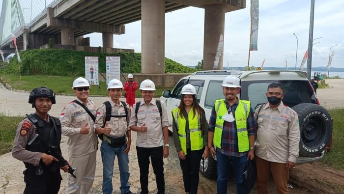 Personel Ditsamapta Polda Kaltim laksanakan patroli dan pengamanan di sekitar kawasan pos pam dermaga dan bangunan jalan Tol Pulau Balang Kelurahan Pantai Lango Kecamatan Penajam Kabupaten Penajam Paser Utara Kaltim, Selasa (20/12/2022). Foto: HO/Humas polda Kaltim.