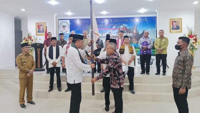 Kepengurusan Paguyuban Orang Minang Ada ( Awak Samo Awak/ASA) Balikpapan periode 2022-2022, telah dikukuhkan Wali Kota Balikpapan H Rahmad Mas'ud, di Aula Rumah Dinas Wali Kota Balikpapan, pada hari Selasa (20/12/2022). Foto: BorneoFlash.com/Niken Sulastri.
