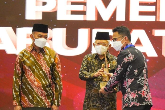 Wali Kota Balikpapan H Rahmad Mas'ud menerima penghargaan Anugerah Revolusi Mental Tahun 2022, di Hotel Borobudur, Jakarta Pusat, Rabu, 21 Desember 2022.  Foto: BorneoFlash.com/Ist.