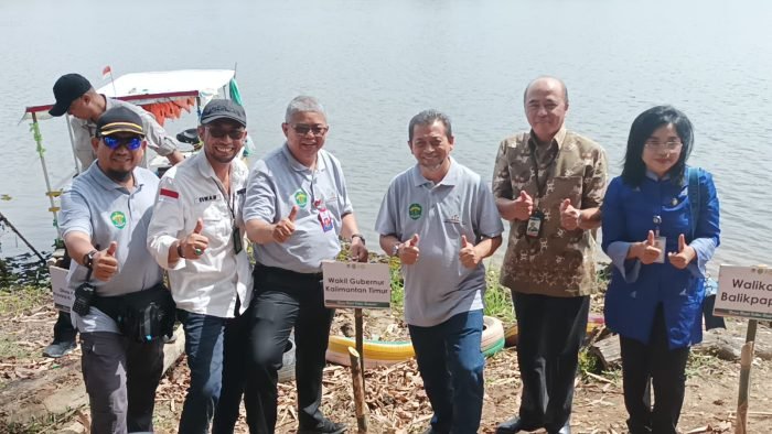 Wakil Gubernur Kaltim H Hadi Mulyadi Saat berkunjung dan melaksanakan penanaman pohon bambu bersama di Wisata Bambu Wana Desa Kelurahan Karang Joang, Kecamatan Balikpapan Utara, pada hari Kamis (22/12/2022). Foto: BorneoFlash.com/Niken Sulastri.