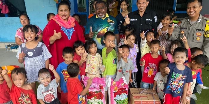 Polda Kaltim Salurkan Bantuan Sembako ke Panti Asuhan Bunda Utari Samarinda dalam rangka Jum’at Berkah, Jum’at (23/12/2022). Foto: HO/Humas Polda Kaltim.