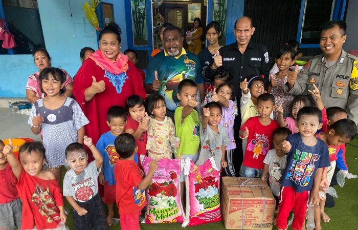 Polda Kaltim Salurkan Bantuan Sembako ke Panti Asuhan Bunda Utari Samarinda dalam rangka Jum’at Berkah, Jum’at (23/12/2022). Foto: HO/Humas Polda Kaltim.