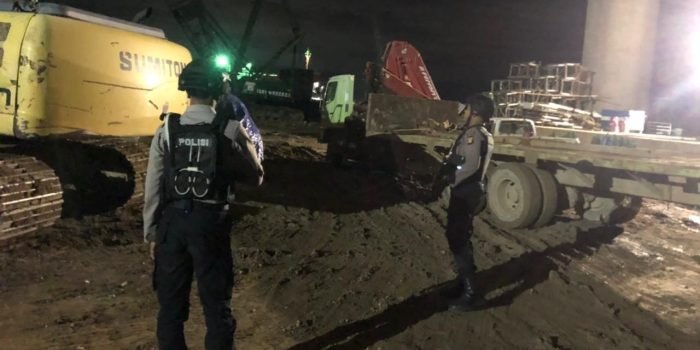 Personil Dit Samapta Polda Kaltim Ops Nusantara Mahakam gelar patroli di Dermaga dan Bangunan Jalan Tol Pulau Balang Kelurahan Pantai Lango Kecamatan Penajam Kabupaten Penajam Paser Utara, Jumat (23/12/2022). Foto: HO/Humas Polda Kaltim.