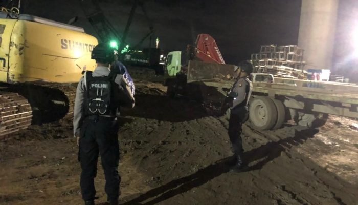 Personil Dit Samapta Polda Kaltim Ops Nusantara Mahakam gelar patroli di Dermaga dan Bangunan Jalan Tol Pulau Balang Kelurahan Pantai Lango Kecamatan Penajam Kabupaten Penajam Paser Utara, Jumat (23/12/2022). Foto: HO/Humas Polda Kaltim.