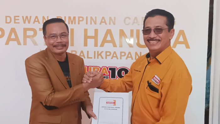 Ketua DPC Partai Hanura Balikpapan Syarifuddin Oddang menerima berkas formulir Bacaleg Partai Hanura, di Kantor Partai Hanura Balikpapan yang berada di Kompleks Balikpapan Point, pada hari Sabtu (24/12/2022). Foto: BorneoFlash.com/Niken Sulastri.
