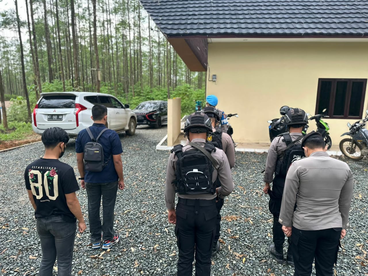 Satgas Ops Nusantara Polda Kaltim Regu A melaksanakan patroli sambang kamtibmas serta pengamanan di beberapa titik penting di kawasan Ibu Kota Negara (IKN).