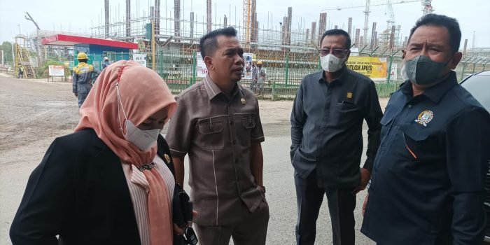 Anggota Komisi III DPRD Balikpapan melakukan inspeksi mendadak (Sidak) di Sepanjang Jalan Minyak hingga Bundaran Karang Anyar, pada hari Senin (26/12/2022).(Foto:BorneoFlash.com/Niken).