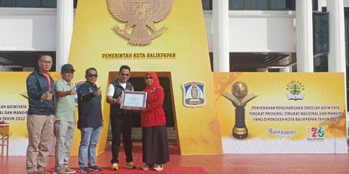 Wali Kota Serahkan Penghargaan Adiwiyata Kepada Sekolah
