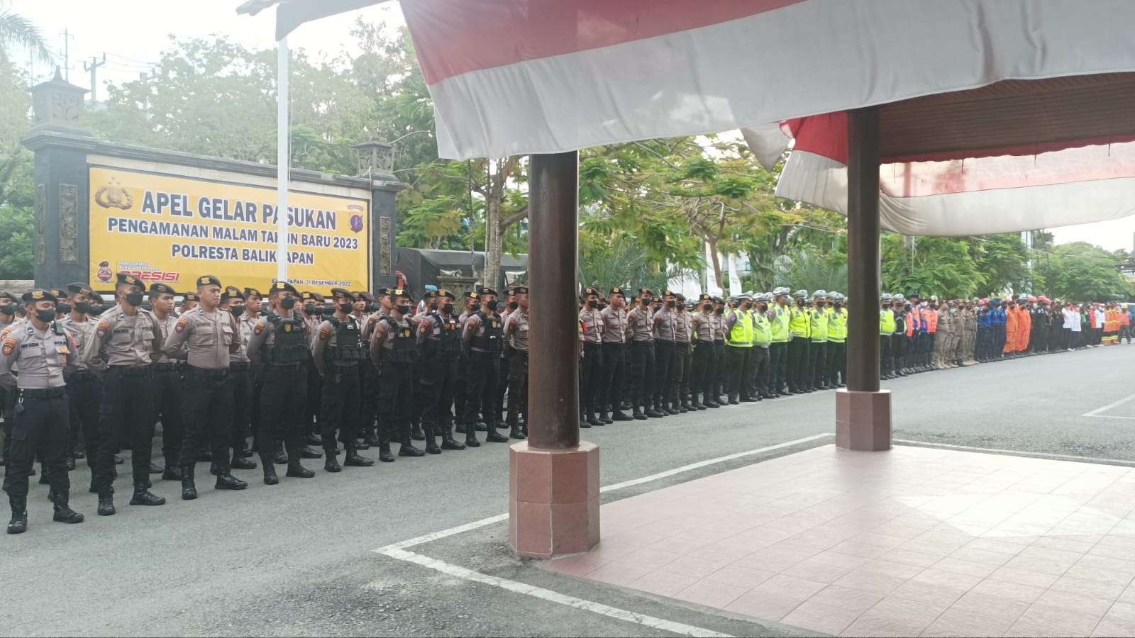 Ratusan personel gabungan mengikuti apel gelar pasukan dalam pengamanan malam tahun baru 2023, di Mako Polresta Balikpapan pada hari Sabtu (31/12/2022).(Foto:BorneoFlash.com/Niken).