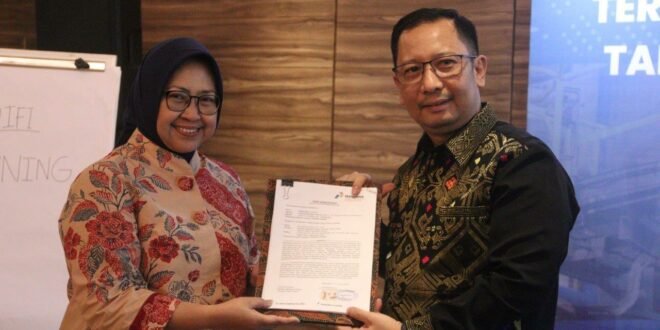 Pertamina memberikan penghargaan kepada Kejari PPU dan Kejaksaan Tinggi (Kejati) Kalimantan Timur. Kamis, (12/01/2023). Foto: HO/PT K{I Unit Balikpapan.