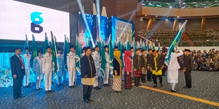 Penyerahan panji keberhasilan ke kabupaten dan kota se-Kalimantan Timur, di Plenary Hall, Kompleks GOR Sempaja Samarinda, Senin (9/1/2023). Foto: BorneoFlash.com/Ist.