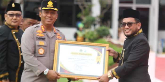 Penyerahan penghargaan kepada Forum Komunikasi Pimpinan Daerah Kota Balikpapan