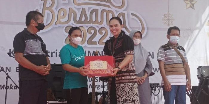 General Manager PT PLN (Persero) Unit Induk Wilayah Kaltimra, Joice Lanny Wantania saat menyerahkan paket sembako kepada warga Balikpapan,di Lapangan Mardeka, Kamis (5/1/2023). Foto: BorneoFlash.com/Niken Sulastri.