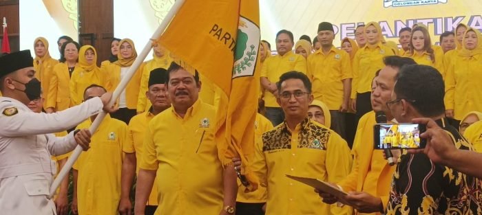 Ketua DPD I Partai Golkar Provinsi Kaltim H Rudi Mas'ud saat melantik Ketua DPD II Partai Golkar Kota Balikpapan periode 2020-2025 H Rahmad Mas'ud beserta kepengurusan, di Ballroom Hotel Grand Senyiur Kota Balikpapan, pada hari Minggu (8/1/2023). Foto: BorneoFlash.com/Niken Sulastri.