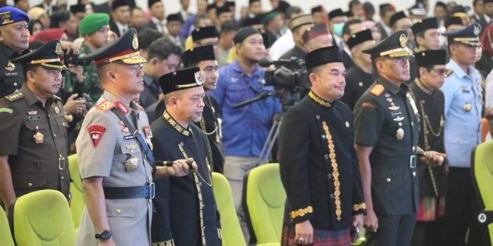 Kapolda Kaltim Irjen Pol. Drs. Imam Sugianto, M.Si., menghadiri Upacara Peringatan HUT Provinsi Kalimantan Timur ke-66 yang digelar di Stadion Gelora Kadrie Oening Samarinda, Senin (9/1/2023). Foto: HO/Humas Polda Kaltim.