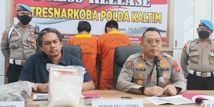 Kabid Humas Polda Kaltim Kombes Pol Yusuf Sutejo, saat menggelar Press Release pengungkapan sabu seberat 1.508 Gram, di Ruang Dit Resnarkoba Polda Kaltim Gelar, Selasa (10/1/2023). Foto: BorneoFlash.com/Niken Sulastri.