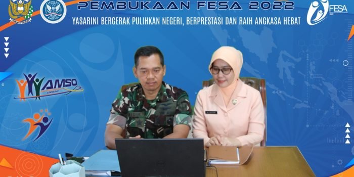 Komandan Lanud Dhomber Kolonel Pnb Sidik Setiyono beserta Ketua Yasarini Pengurus Cabang Lanud Dhomber Lina Sidik Setiyono, mengikuti pembukaan FESA ke-6 Tahun 2023, secara virtual dari Ruang Briefing Mako Lanud Dhomber, Selasa (10/1/2023). Foto: BorneoFl