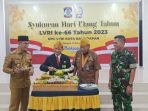 Ketua DPC LVRI Kota Balikpapan, Yosef Worang dan Ketua DPD LVRI Kalimantan Timur (Kaltim), M Amin Jama saat melakukan pemotongan tumpeng, dalam syukuran HUT ke 66 LVRI, di Aula Rumah Jabatan Wali Kota Balikpapan, pada hari Selasa (10/1/2023). Foto: BorneoFlash.com/Niken Sulastri.