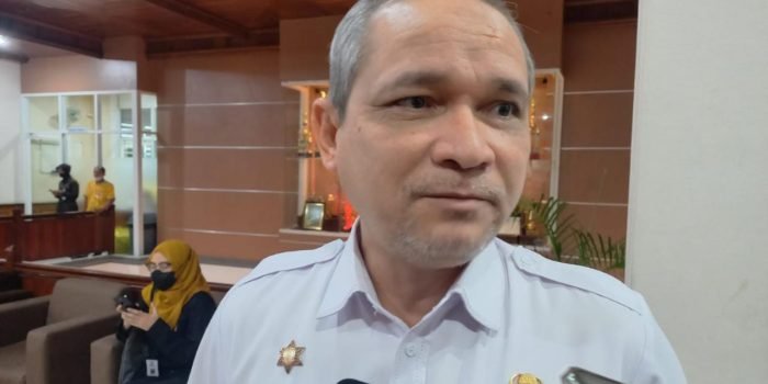 Kepala Disdukcapil kota Balikpapan, Hasbullah Helmi. Foto: BorneoFlash.com/Niken Sulastri.