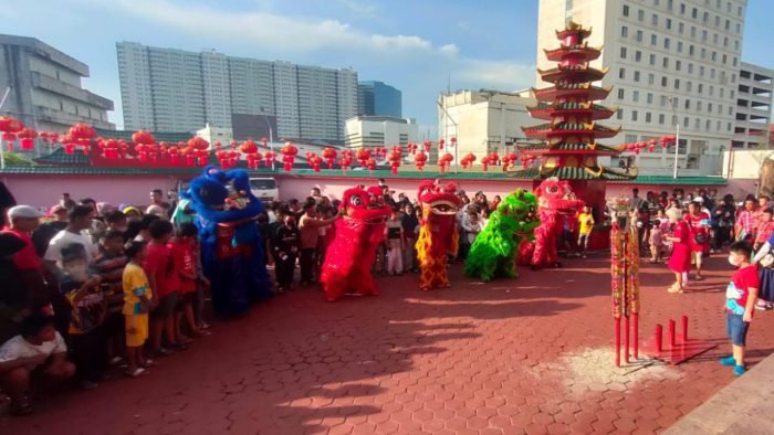 Pertunjukan Barongsai di Klenteng Setya Dharma atau Guang De Miao Balikpapan, pada hari Minggu (22/1/2023). Foto: BorneoFlash.com/Niken Sulastri.