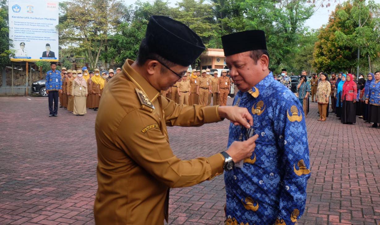 Wali Kota Serahkan Penghargaan Satyalencana Karya Satya Kepada 125 Guru dan Tenaga Kependidikan Kota Balikpapan 