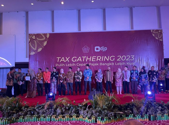 Foto bersama dan pemberian penghargaan terhadap pelaku wajib pajak dalam kegiatan Tax Gathering 2023, yang dihelat KPP Pratama Bontang, di Hotel Grand Mutiara Bontang pada Selasa, (24/1/2023). Foto: BorneoFlash.com/Ist.
