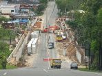 Proses Peninggian Badan Jalan proyek DAS Ampal di Jalan MT Haryono. Foto: BorneoFlash.com/Ist.