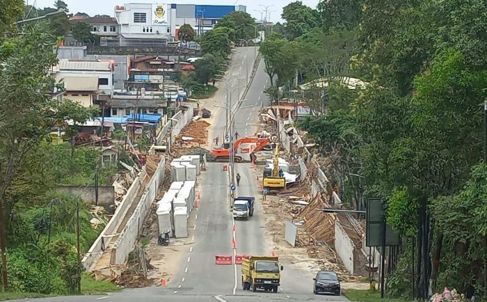 Peninggian Badan Jalan proyek DAS Ampal di Jalan MT Haryono Salah Satu pembangunan di Kota Balikpapan. Foto: BorneoFlash.com/Ist.