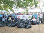 PT KRN Kota Balikpapan, melaksanakan bersih-bersih Pantai Pangkalan TNI AU Lanud Dhomber di Jalan Mulawarman Kelurahan Sepinggan Raya Kecamatan Balikpapan Selatan, pada hari Sabtu (28/1/2022). Foto: BorneoFlash.com/Niken Sulastri.