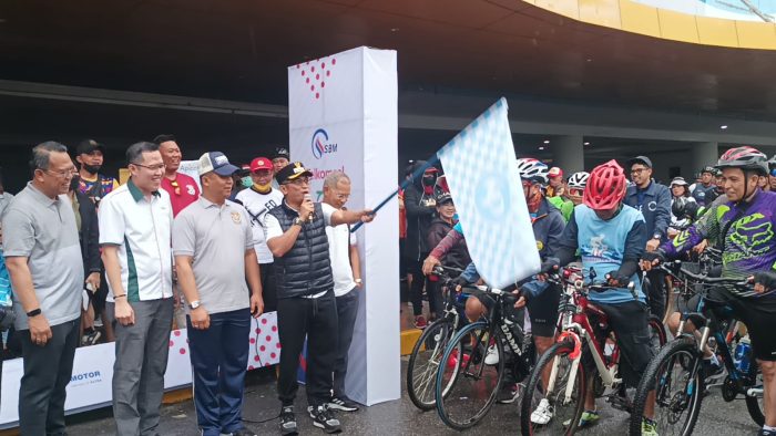 Wali Kota Balikpapan H Rahmad Mas'ud melepas peserta fun bike dan fun walk, dalam rangka HUT ke 35 Kaltim Post di BOS Mall, pada hari Minggu (29/1/2023). Foto: BorneoFlash.com/Niken Sulastri.