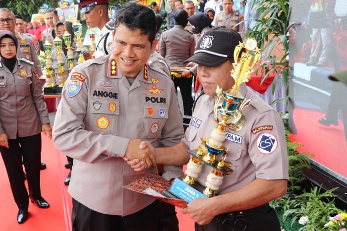 Dir Binmas Polda Kaltim, Kombes Pol Anggie Yulianto Saat saat memberikan Penghargaan pada peringatan HUT ke 42 Satpam, di Halaman Mapolda Kaltim, Senin (30/1/2023). Foto: BorneoFlash.com/NikenSulastri.