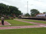 Kapolda Kaltim Irjen Pol Drs Imam Sugianto, M.Si memimpin upacara dalam rangka HUT ke 42 Satpam, di Halaman Mapolda Kaltim, pada hari Senin (30/1/2023). Foto: BorneoFlash.com/Niken Sulastri.