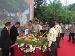Kapolda Kaltim Irjen Pol Drs Imam Sugianto bersama Direktur Binmas Polda Kaltim, Kombes Pol Anggie Yulianto saat melakukan pemotongan tumpeng pada peringatan HUT ke 42 Satpam di Halaman Mapolda Kaltim, Senin (30/1/2023). Foto: BorneoFlash.com/Niken Sulastri.