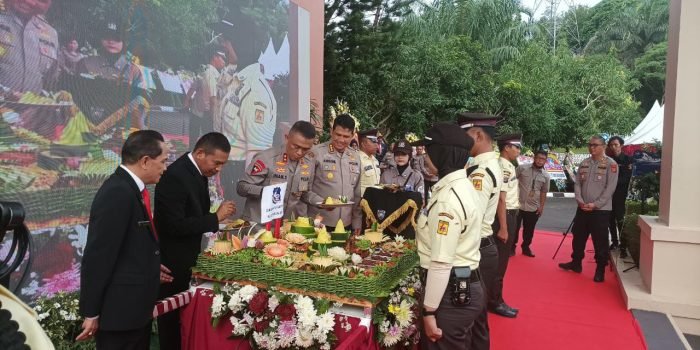 Kapolda Kaltim Irjen Pol Drs Imam Sugianto bersama Direktur Binmas Polda Kaltim, Kombes Pol Anggie Yulianto saat melakukan pemotongan tumpeng pada peringatan HUT ke 42 Satpam di Halaman Mapolda Kaltim, Senin (30/1/2023). Foto: BorneoFlash.com/Niken Sulast