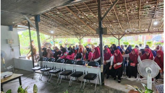 PT PHSS bekerja sama dengan Rumah Maggot Anggana menggelar pelatihan dan sosialisasi budidaya lalat hitam atau black soldier fly (BSF) pada sampah organik dapur dan pembuatan pupuk lindi. Foto: HO/PT PHSS.