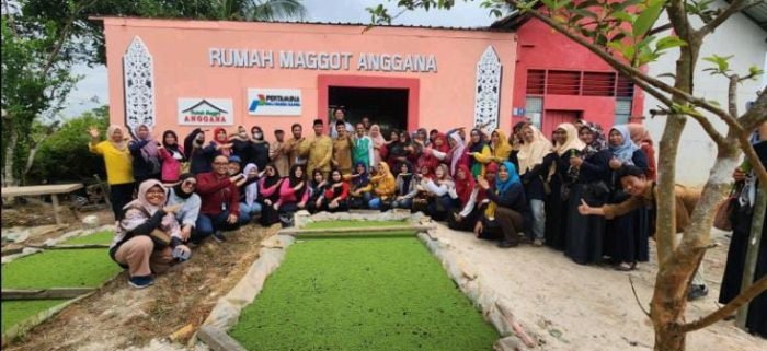 PT PHSS bekerja sama dengan Rumah Maggot Anggana menggelar pelatihan dan sosialisasi budidaya lalat hitam atau black soldier fly (BSF) pada sampah organik dapur dan pembuatan pupuk lindi. Foto: HO/PT PHSS.