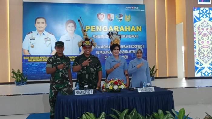 Kunjungan Panglima Komando Operasi Udara II, Marsekal Muda TNI Widyargo Ikoputra bersama Ketua PIA Ardhya Garini Daerah II Koopsud II, Yanti Ikoputra, di Mako Lanud Dhomber, pada hari Senin (30/1/2023). Foto: BorneoFalsh.com/Niken Sulastri.