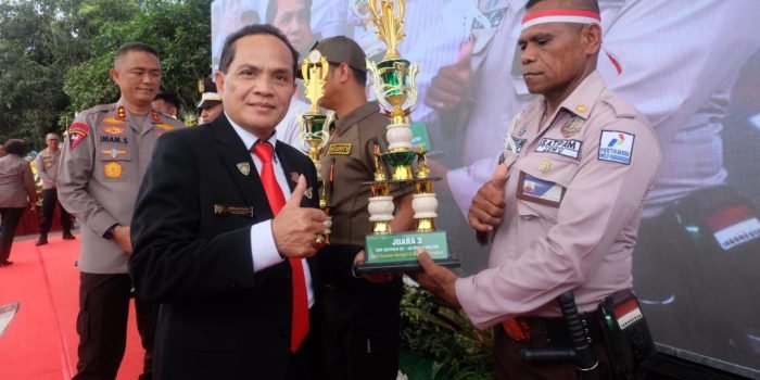Ketua BPD ABUJAPI Kaltim Dr Abriantinus saat menyerahkan penghargaan kepada satpam berprestasi saat syukuran HUT ke 42 Satpam, di Mako Polda Kaltim, pada hari Senin (30/1/2023). Foto: BorneoFlash.com/Niken Sulastri.