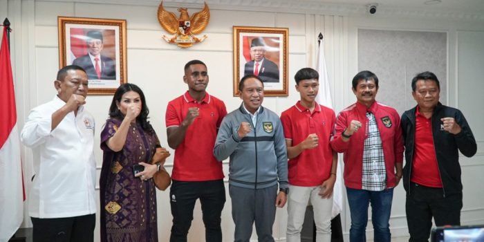 Menteri Pemuda dan Olahraga Zainudin Amali Menerima Kapten tim U-16 M Iqbal Gwijangge dan Eriko Sulastiano di kantor Kemenpora, Senayan, Jakarta. Foto: HO/pssi.org.