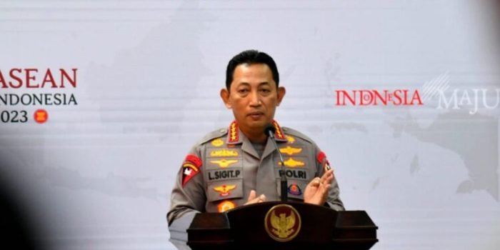 Kapolri Jenderal Listyo Sigit Prabowo menyampaikan keterangannya di Kantor Presiden, Jakarta, pada Senin, (16/1/2023) yang disiarkan secara langsung dalam kanal YouTube Sekretariat Presiden. Foto: HO/BPMI Setpres.