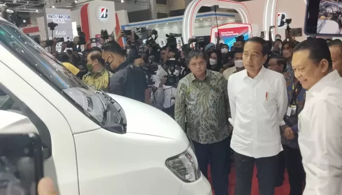 Presiden Jokowi mengunjungi pameran IIMS 2023 di JIExpo Kemayoran, Jakarta, Kamis, (16/2/2023).  Foto: B Universe Photo/Herman).