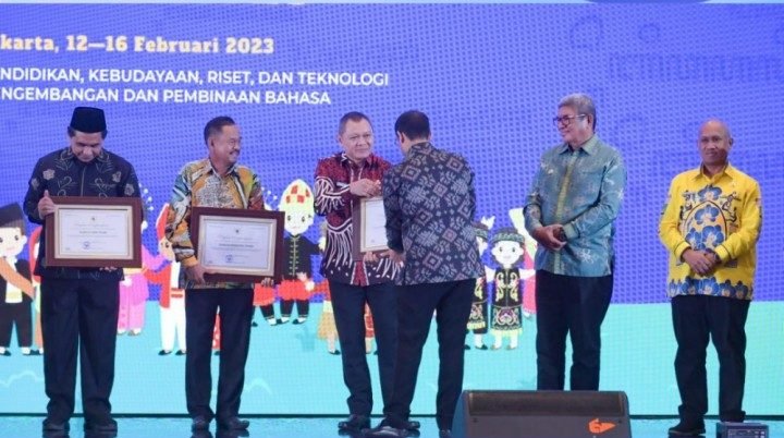 Bupati Paser, dr.Fahmi Fadli saat Menerima Penghargaan Festival Tunas Bahasa Ibu Nasional (FTBIN) 2023 dari Menteri Kementerian Pendidikan Kebudayaan Riset dan Teknologi RI, Nadiem Anwar Makarim . Foto: HO/Prokopim Kabupaten Paser.