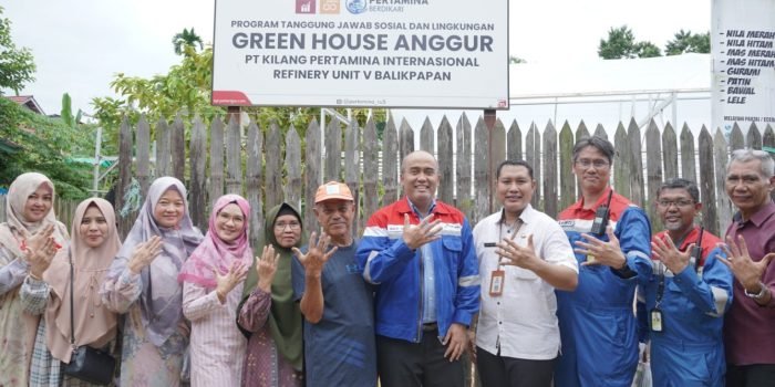 Manajemen PT KPI Unit Balikpapan menggelar Management Goes to Community (MGTC) dengan meninjau langsung lokasi binaan CSR budidaya anggur di Kelurahan Muara Rapak, Rabu (1/2/2023). Foto: HO/PT KPI Unit Balikpapan.