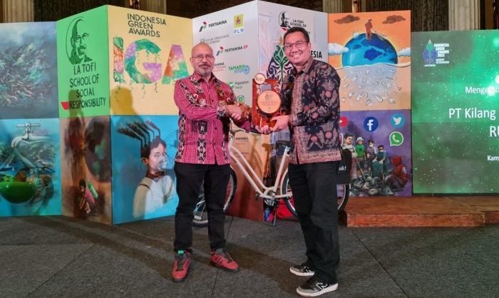 Area Manager Communication, Relations & CSR PT KPI Unit Balikpapan Ely Chandra Perangin Angin saat Menerima Trofi penghargaan Indonesia Green Awards (IGA) 2023. di Jakarta, Rabu (22/2/2023). Foto: HO/PT KPI Unit Balikpapan.