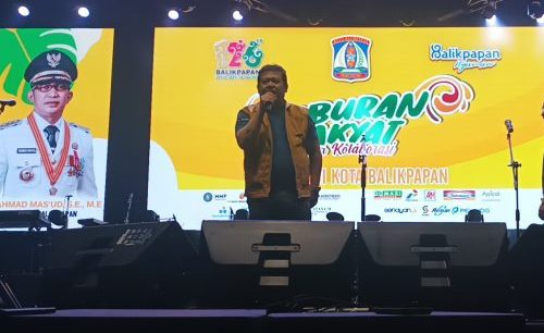 Ketua DPRD Balikpapan Abdulloh saat memberikan sambutan dalam hiburan rakyat di di Lapangan Merdeka pada hari Sabtu (11/2/2023) malam. Foto: BorneoFlash.com/Niken Sulastri.