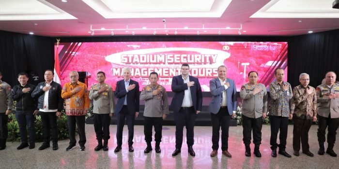 Kapolri Jenderal Listyo Sigit Prabowo menghadiri penutupan kursus manajemen pengamanan stadion di Mabes Polri, Rabu (1/2/2023) pagi. Foto: HO/pssi.org