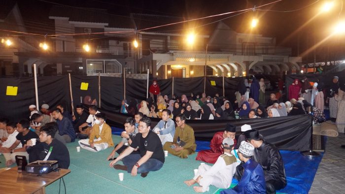 Acara Saturday Night yang mengusung tema ini Resolusi Jomblo ini memberi batas antara jamaah laki-laki (ikhwan) dan perempuan (akhwat) agar tidak bercampur baur. Foto: Ardian/BorneoFlash.com.