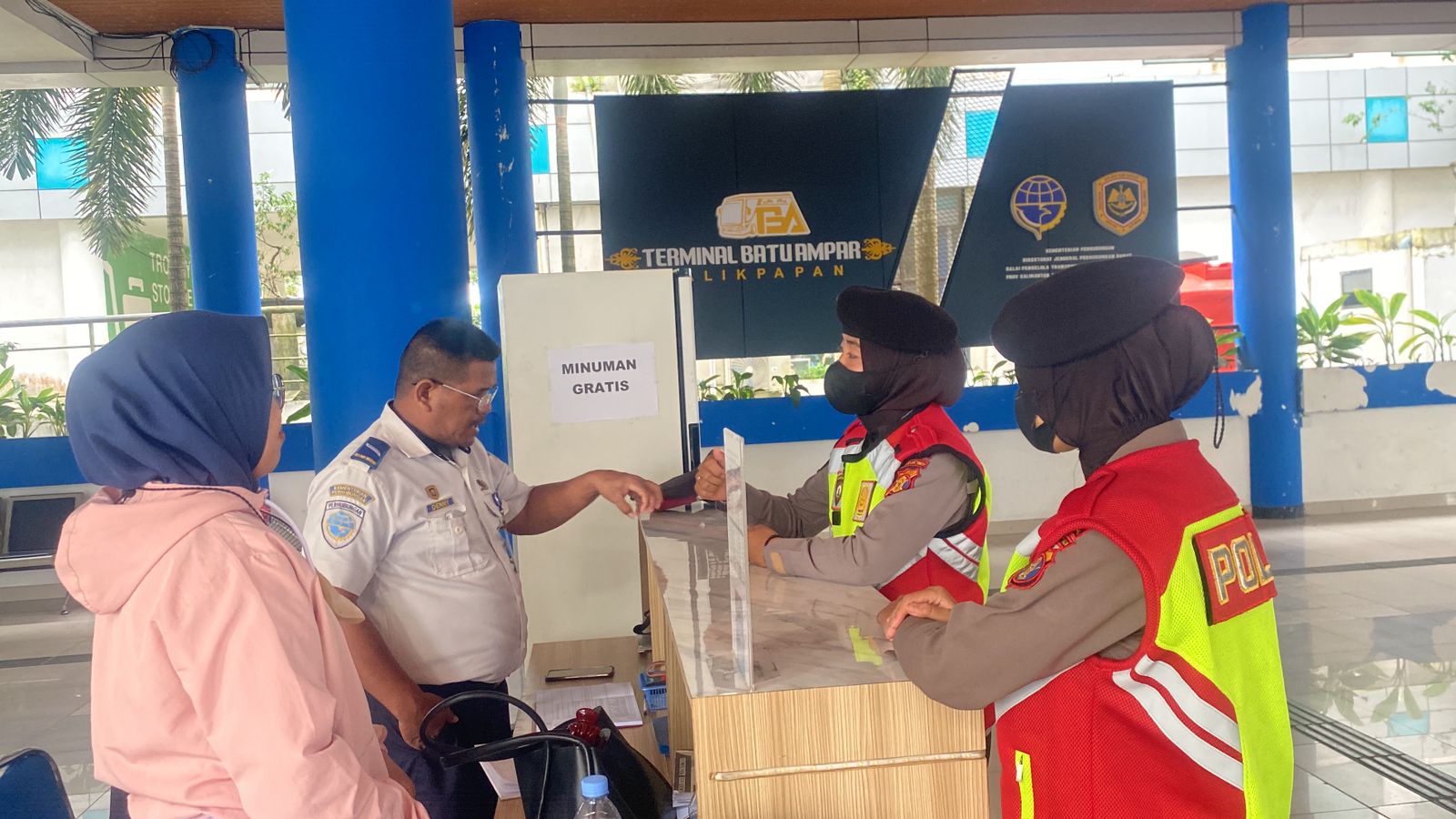 Ciptakan Situasi Kamtibmas, Polwan Ditsamapta Polda Kaltim Laksanakan Patroli Dialogis