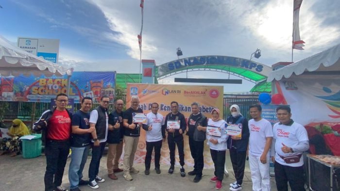 Wali Kota Balikpapan, H Rahmad Mas'ud berserta Sekretaris Daerah Kota Balikpapan, Muhaimin dan Kepala Organisasi Perangkat Daerah terkait meninjau langsung beberapa titik pelaksanaan Gebyar Germas dan Vaksinasi Covid-19 yang berlangsung di lapangan merdeka. Foto: BorneoFlash.com/Niken Sulastri.